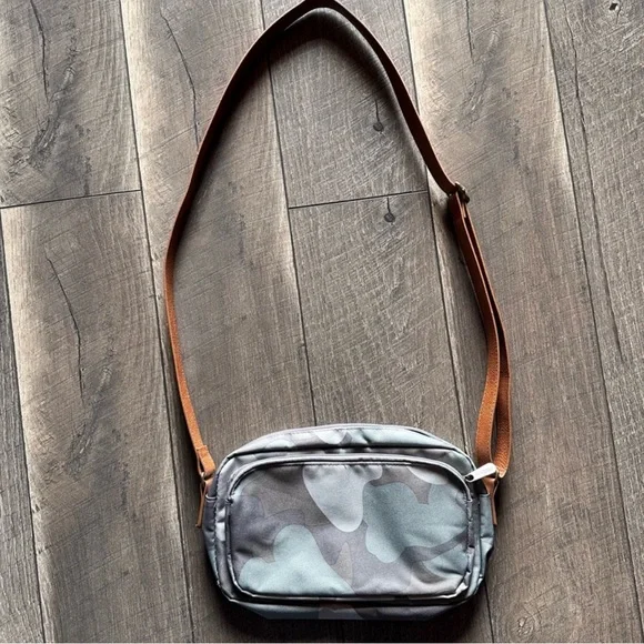 Thirty-One Camouflage Crossbody Bag with Brown Strap - Picture 2 of 3